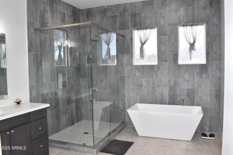 Big enclosed shower_2300