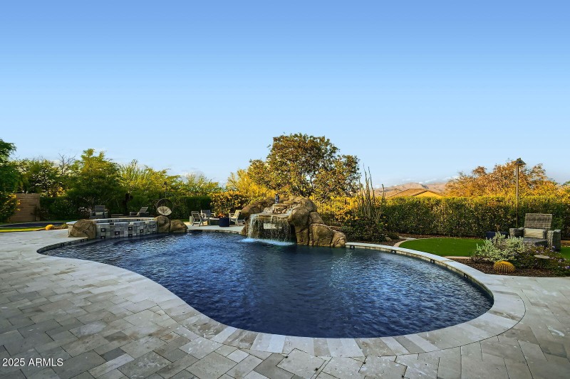 042 - 124 Exterior Pool