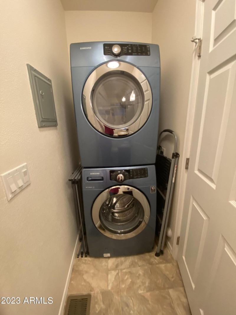 27D8E3C1-88F0-41AA-B127-FAFAD08DC794