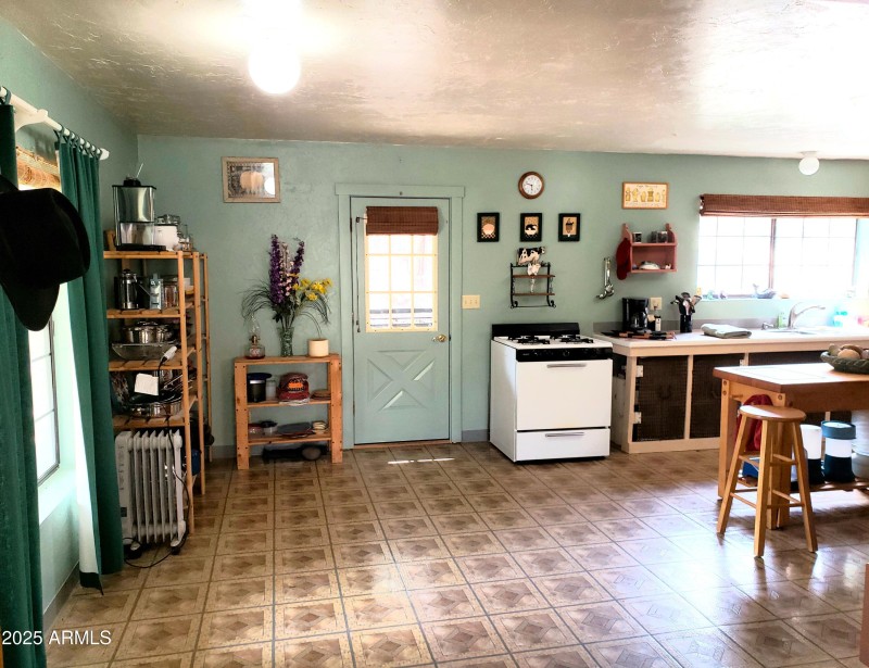 Dining Area betw Kitchen & Lvg