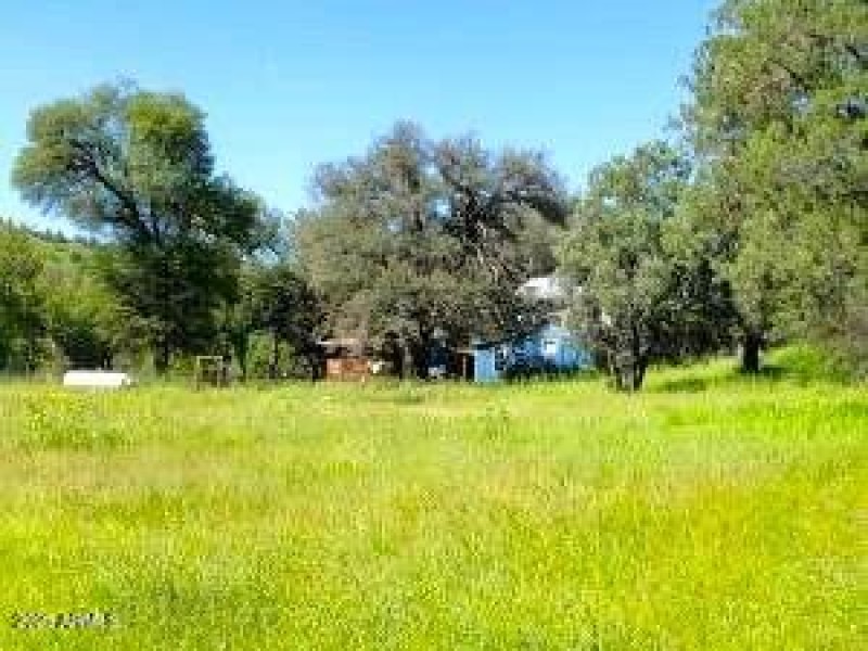 2 Homes N of E Pasture