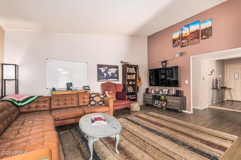 Living room w/vaulted ceiling