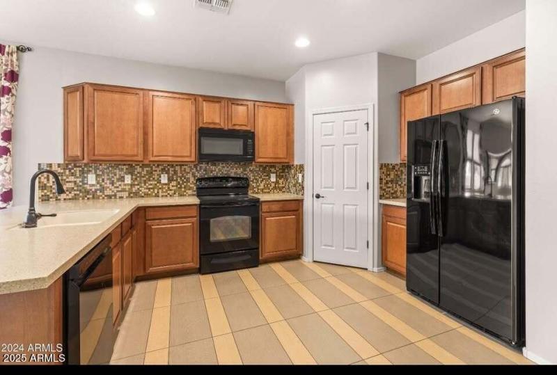 563606584_843252621608037_63771460309616