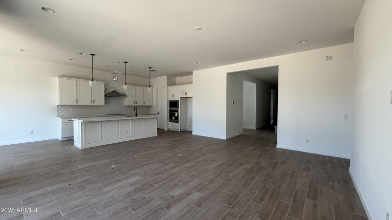 06 - Great Room & Kitchen