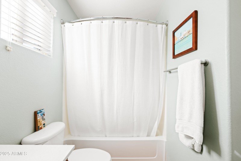 Upstairs_Guest_Bathroom_1_Photo_2