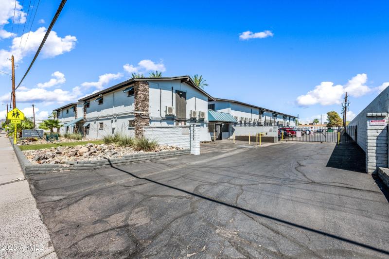 3-3025N32ndS-The Retro-ocupix-v2-9-9