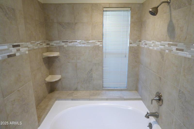 Tiled Master Shower & Tub