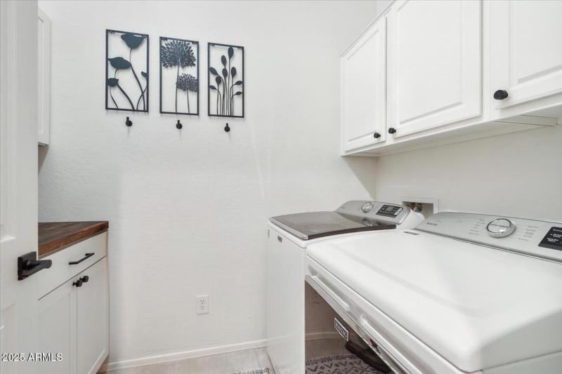 3100 N summer_Laundry Room