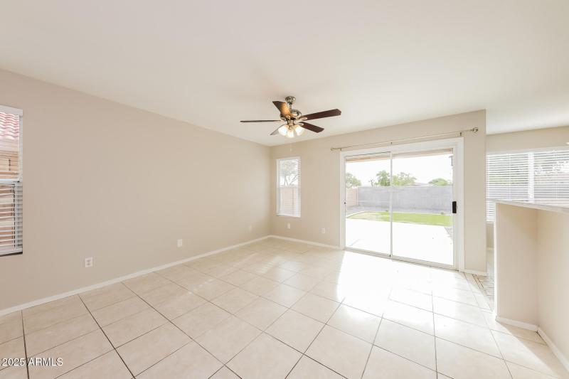 008-photo-family-room-11786391