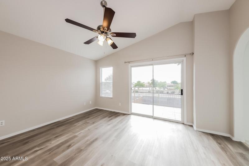 011-photo-main-bedroom-11786381