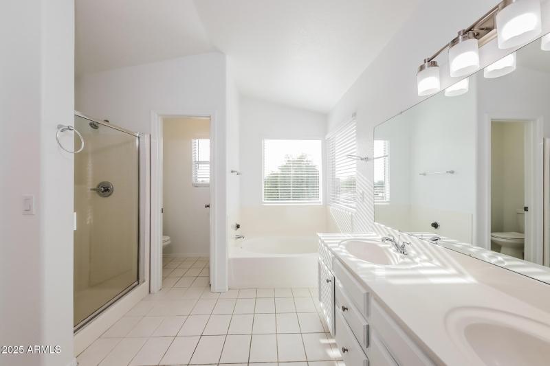 012-photo-main-bathroom-11786383
