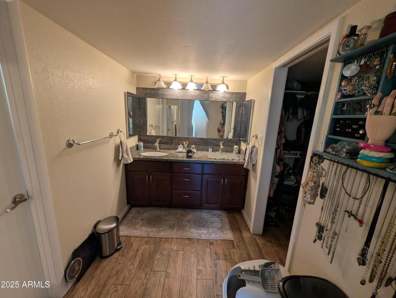 Bathrm 4909 E Presidio