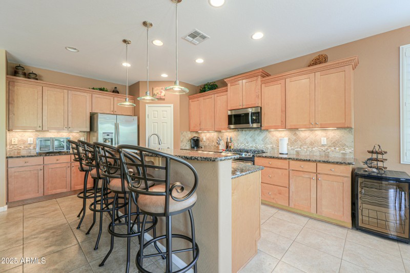 Maple cabinets w/knobs