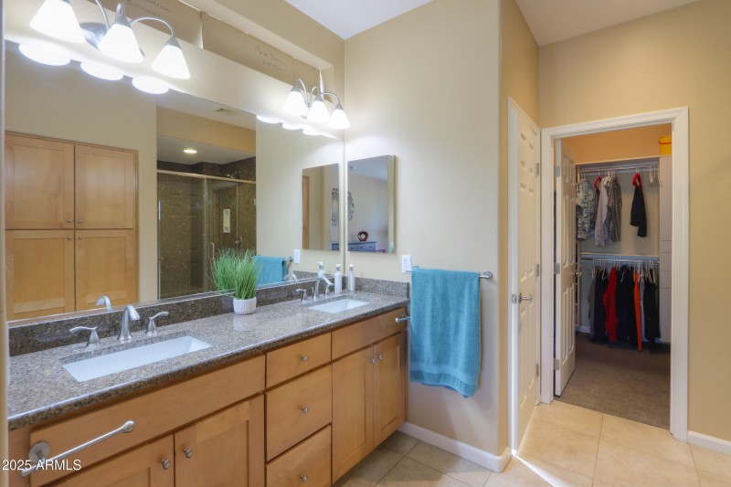 Master bath w/granite vanity