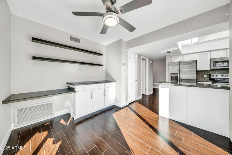 Breakfast rm w/ desk