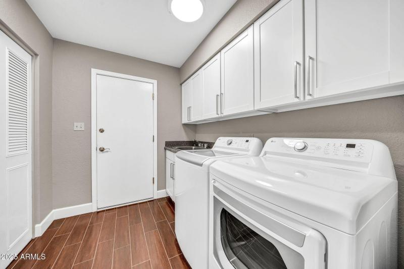 Laundry rm w/ door to garage