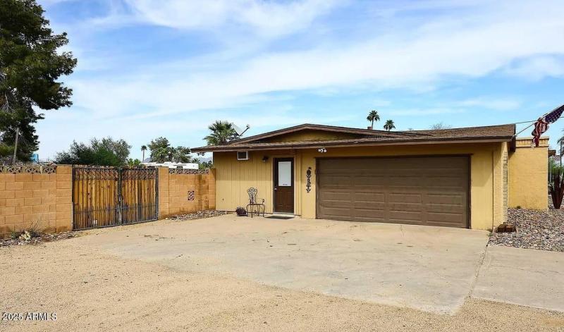 Salon / 5th bedroom entry