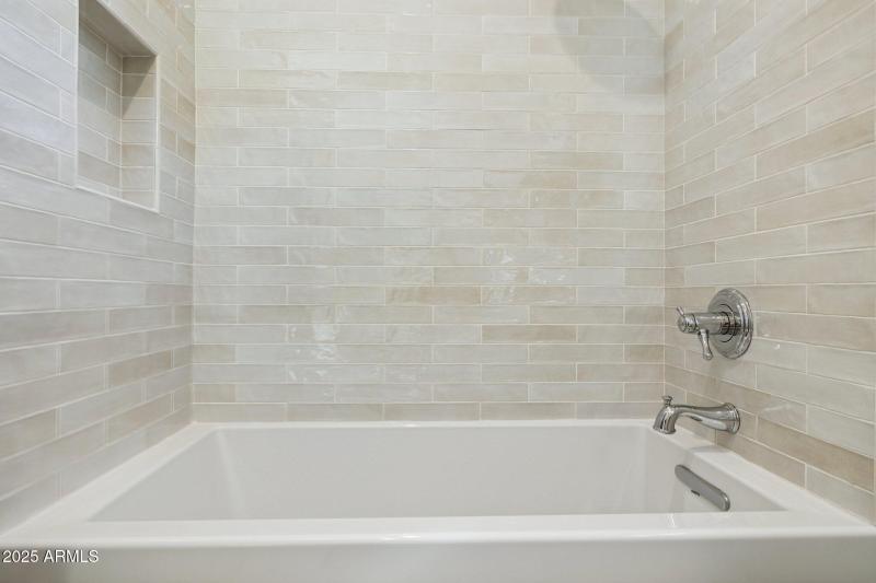 28-web-or-mls-8894-e-wood-dr