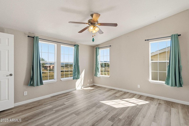 40-web-or-mls-Pleasant View Ln-32