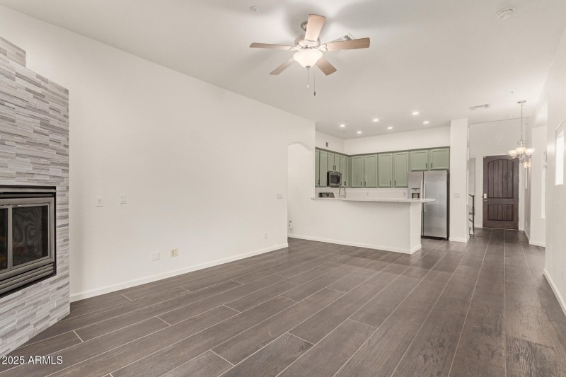 08 - Family room view to kitchen
