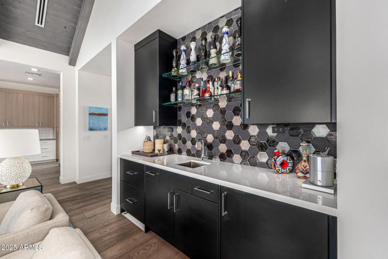 19 Family Room / Wet Bar