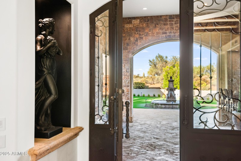 Grandy Entry Art Nook