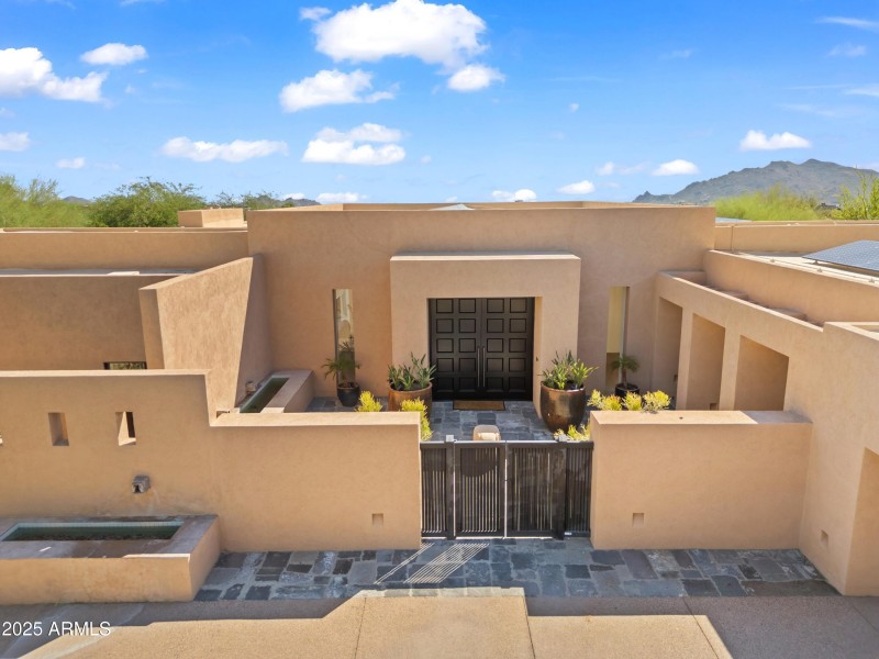 004_Modern Front Courtyard