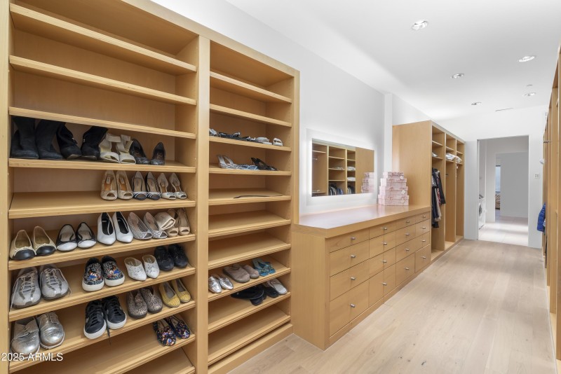 105_Dual Walk in Closet