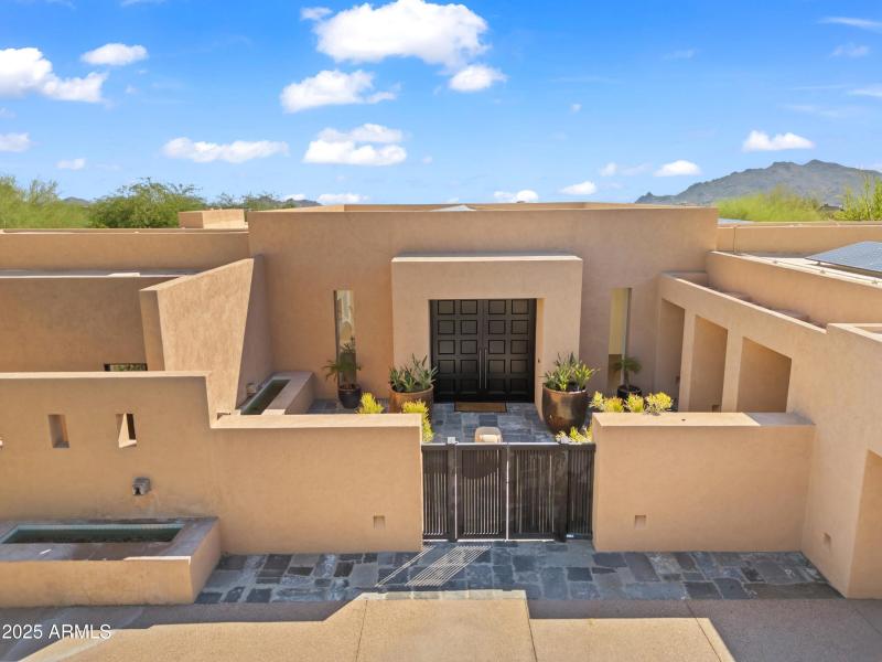 004_Modern Front Courtyard