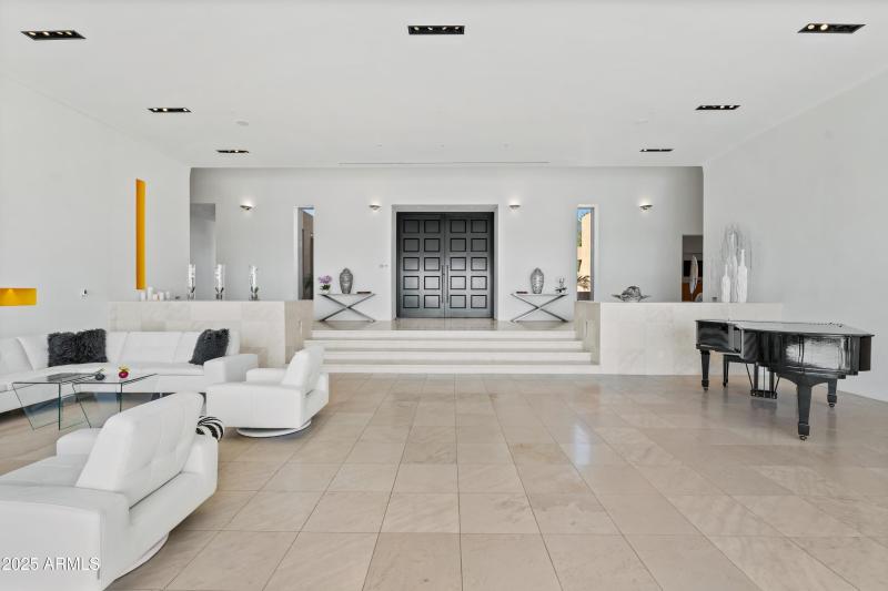 009_Grand Modern Entry