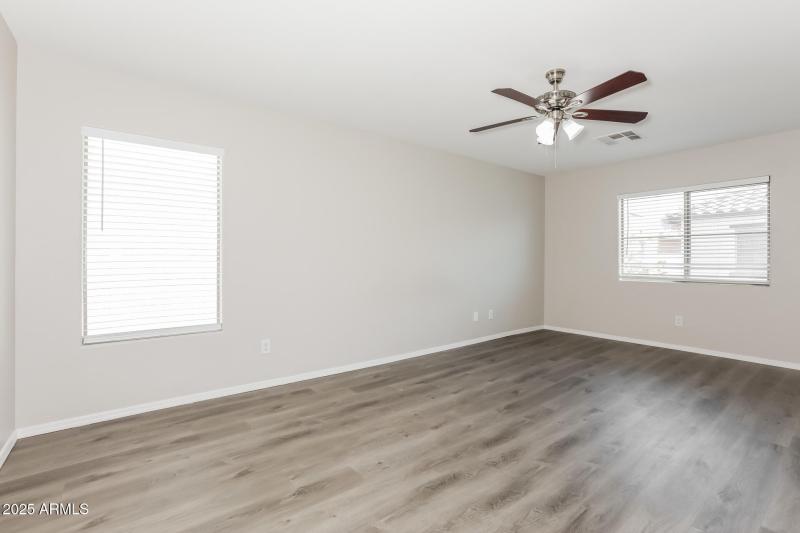 007-photo-main-bedroom-14016127