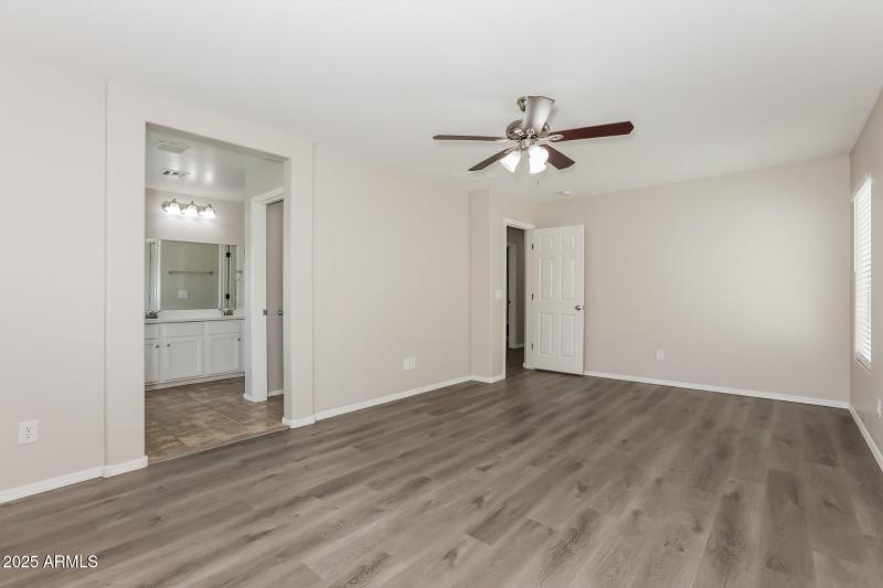 008-photo-main-bedroom-14016128