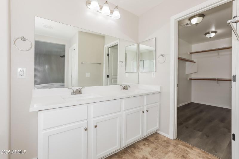 009-photo-main-bathroom-14016129