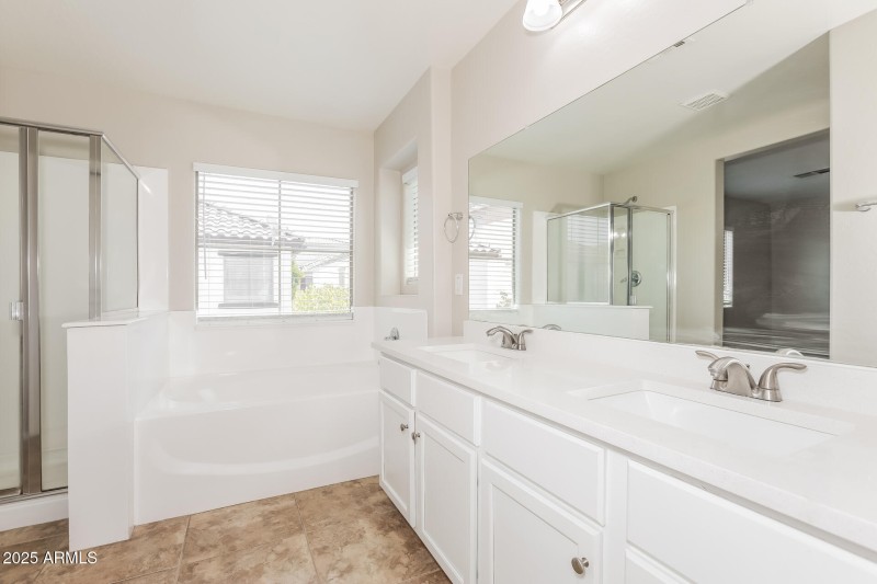 010-photo-main-bathroom-14016130