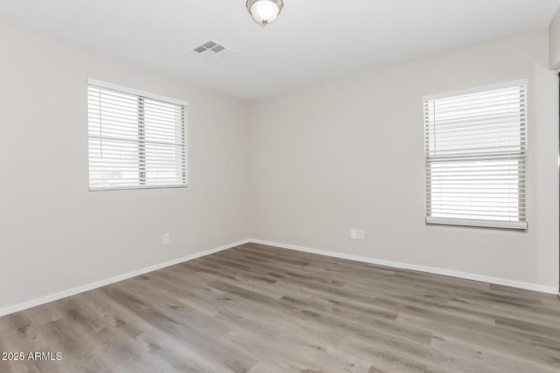 011-photo-bedroom-14016139