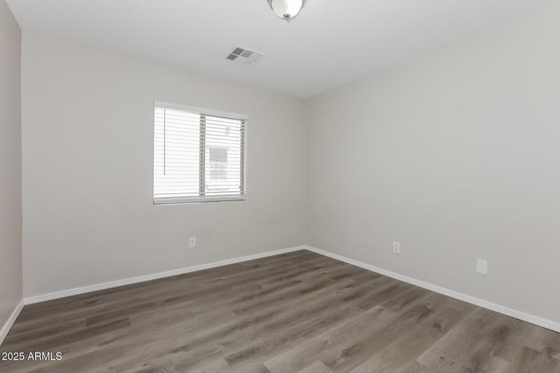 012-photo-bedroom-14016140