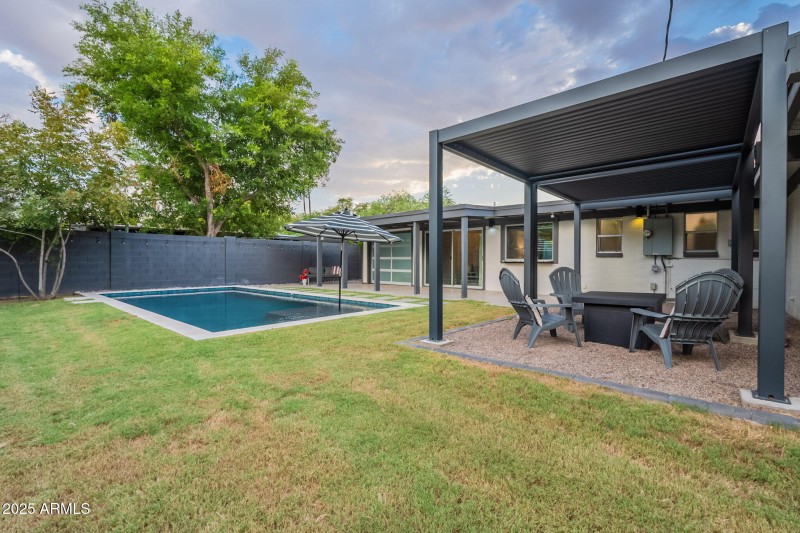 Large spacious back yard