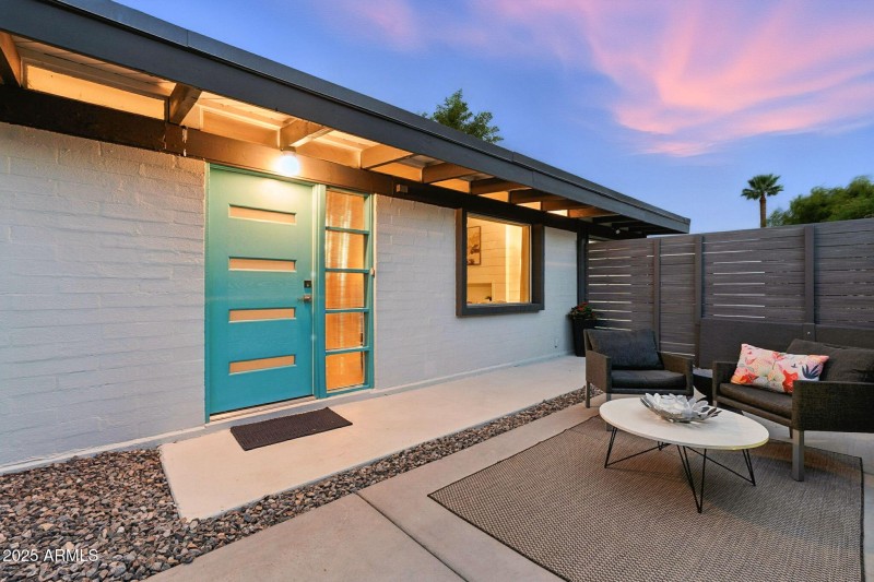 Entry way with lighting
