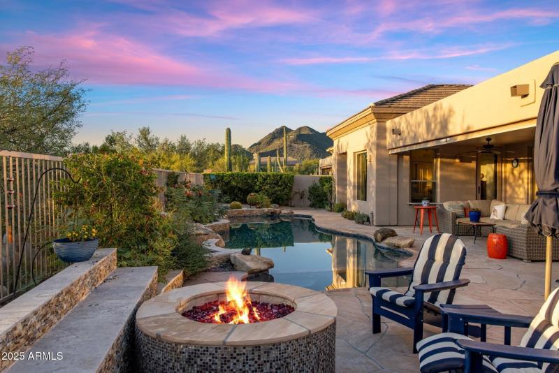 Outdoor Firepit W Mountain Views
