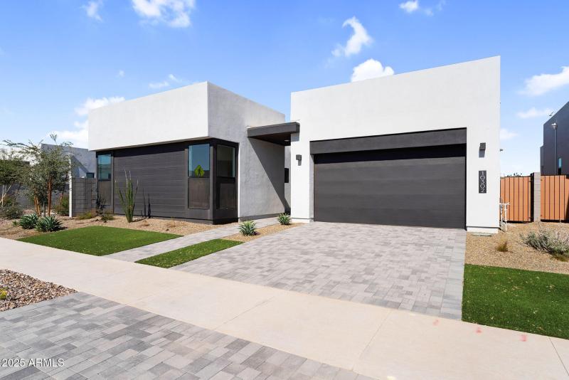 3-web-or-mls-10302 E Utah Ave-2