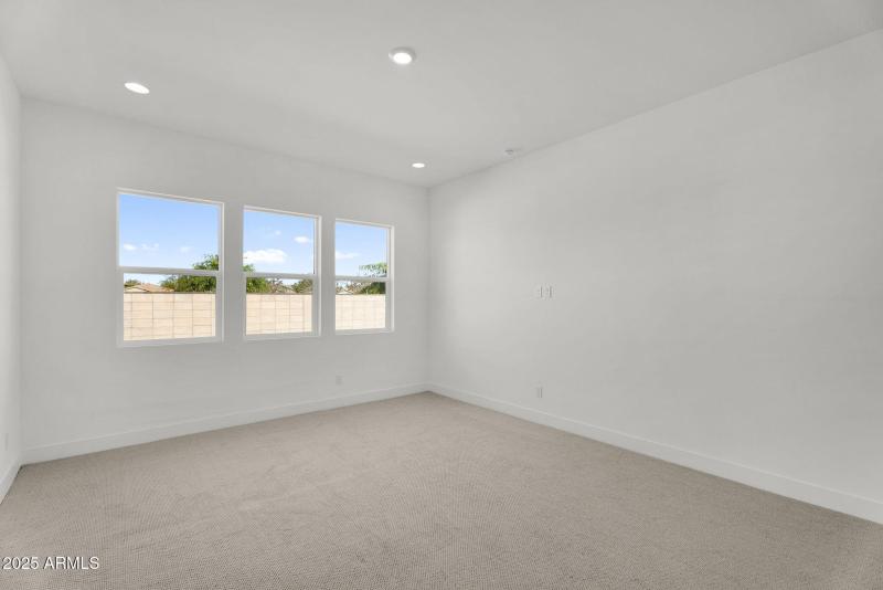 25-web-or-mls-10302 E Utah Ave-20