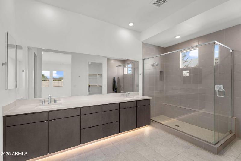 29-web-or-mls-10302 E Utah Ave-23