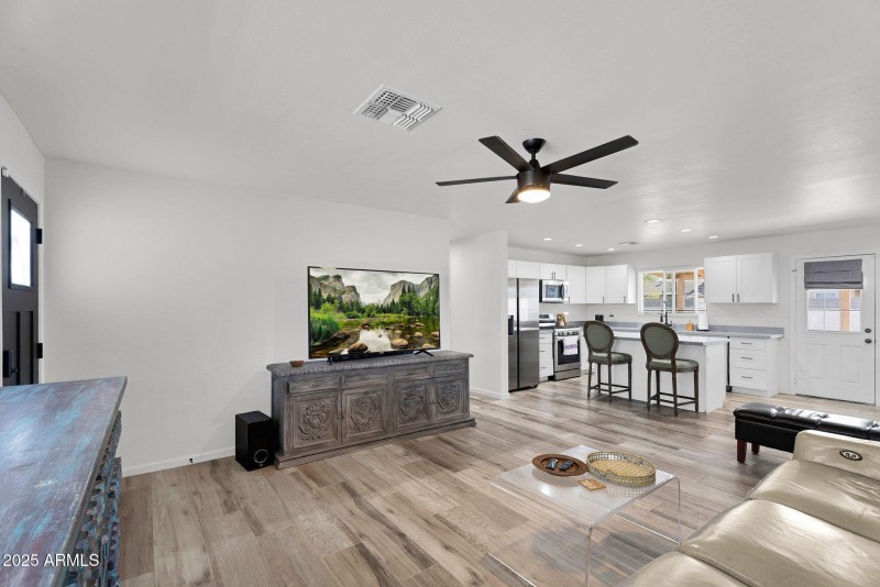 8-web-or-mls-815 W Elna Rae St-6