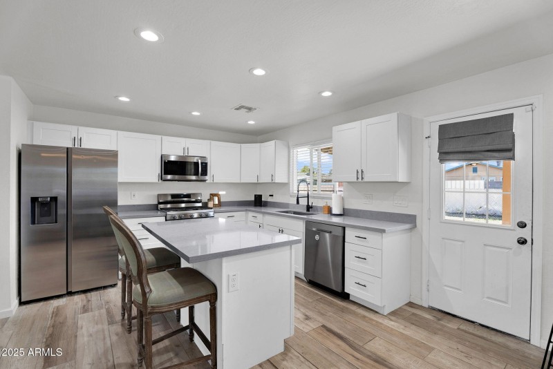 9-web-or-mls-815 W Elna Rae St-9