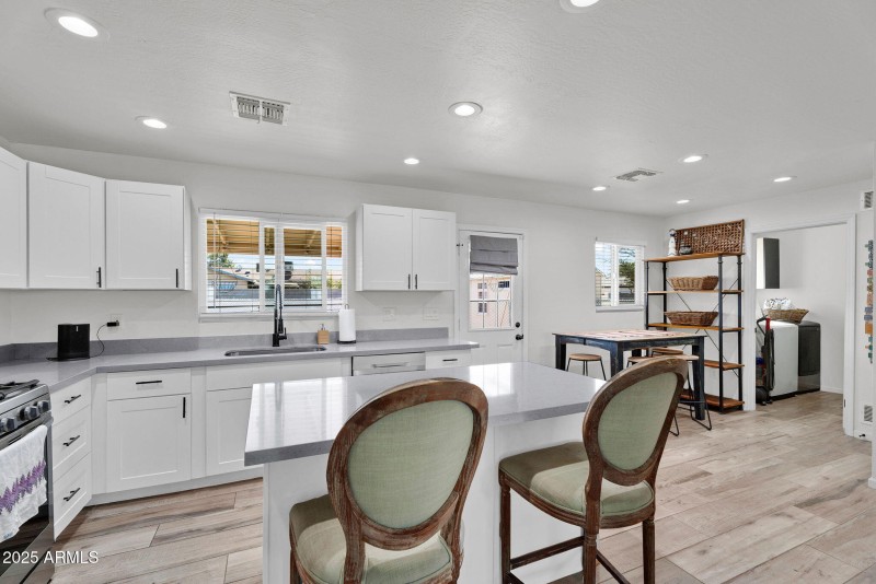 10-web-or-mls-815 W Elna Rae St-11