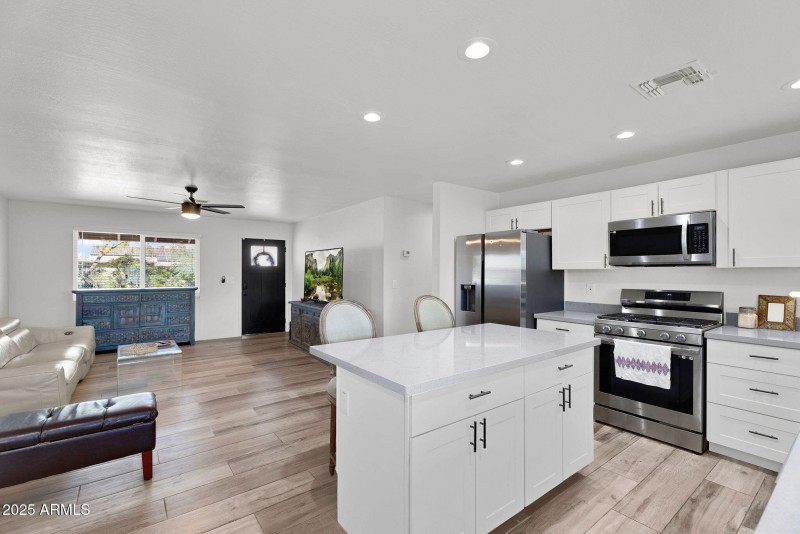 12-web-or-mls-815 W Elna Rae St-10