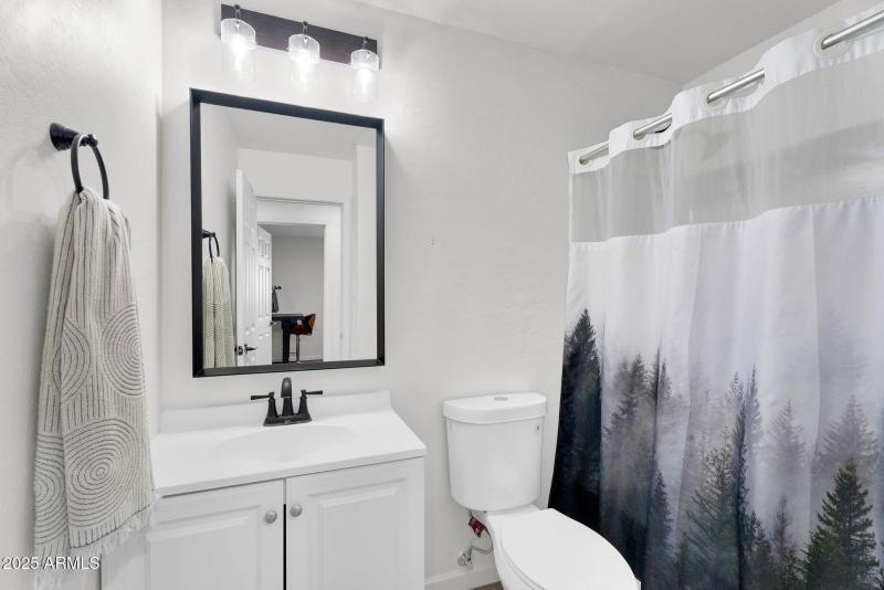 24-web-or-mls-815 W Elna Rae St-24