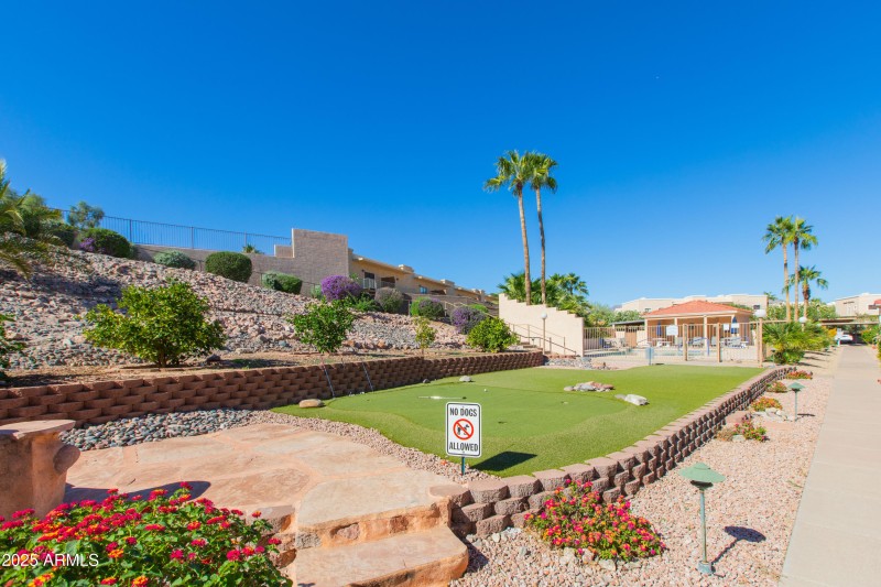 Community putting green