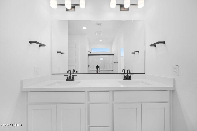 hj-az-phoenix-lucero-hazel-lot-52-bathro