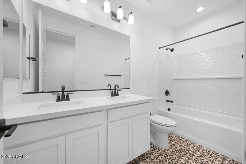 hj-az-phoenix-lucero-hazel-lot-52-bathro